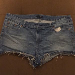 Cute pair of gap jean shorts!